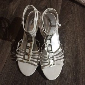 Lower heel strappy sandal